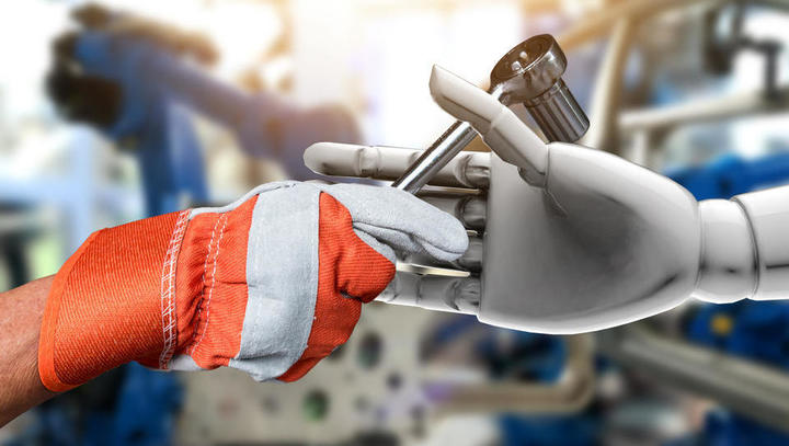 Pred PKP: Direktorji, se morate zaradi robotov bati za službo?